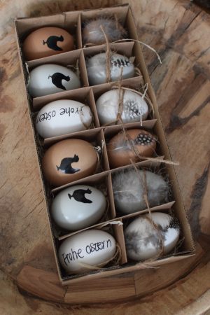 Osterei gefaerbt Hühnerei zum Hängen mit Feder Mix Osterdeko Osterei Dekoei im Mrs Greenery Shop bestellen