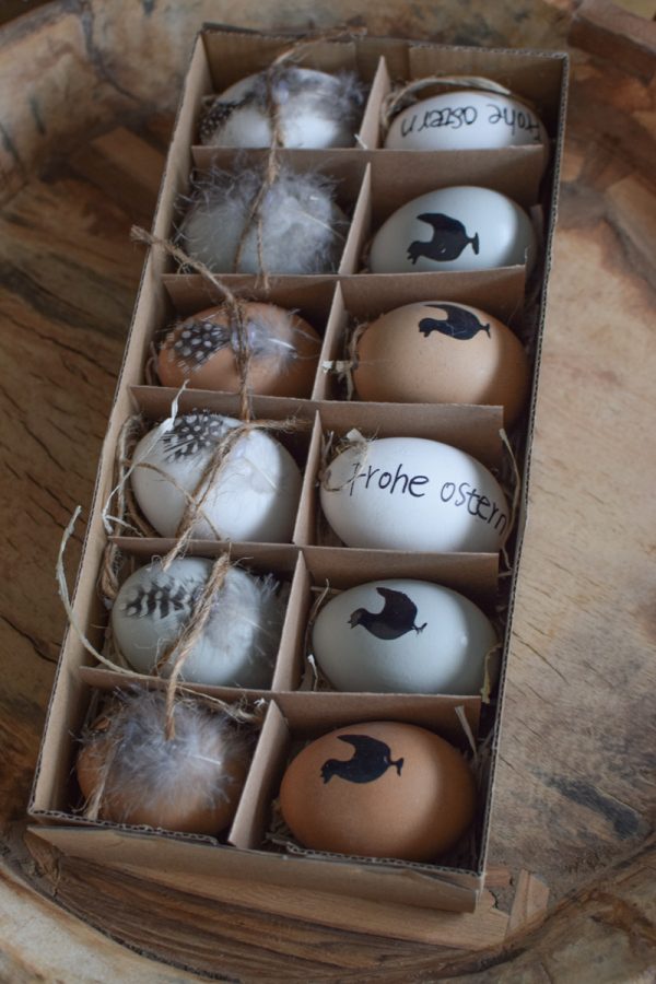 Osterei gefaerbt Hühnerei zum Hängen mit Feder Mix Osterdeko Osterei Dekoei im Mrs Greenery Shop bestellen