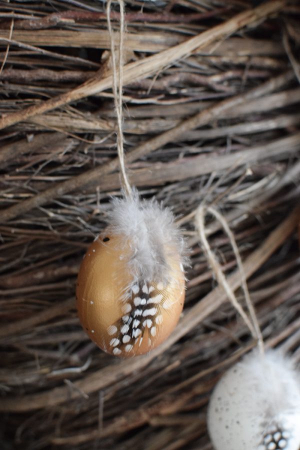 Osterei gefaerbt Hühnerei zum Hängen mit Feder weiss gold Osterdeko Osterei Dekoei im Mrs Greenery Shop bestellen