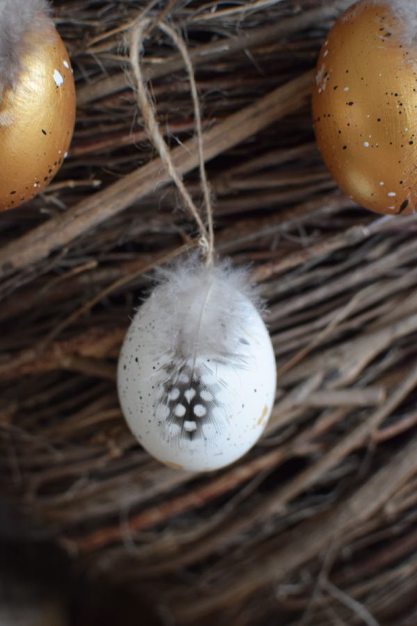 Osterei gefaerbt Hühnerei zum Hängen mit Feder weiss gold Osterdeko Osterei Dekoei im Mrs Greenery Shop bestellen
