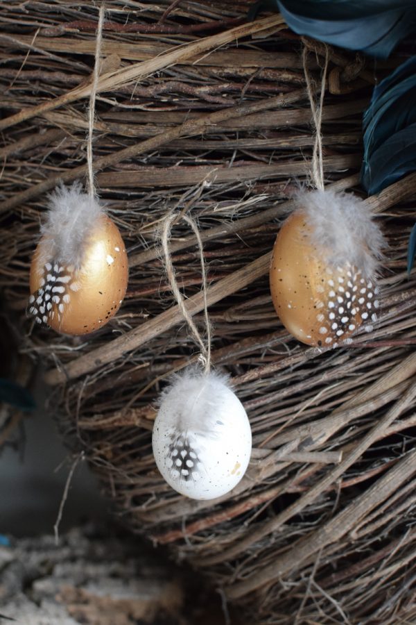 Osterei gefaerbt Hühnerei zum Hängen mit Feder weiss gold Osterdeko Osterei Dekoei im Mrs Greenery Shop bestellen