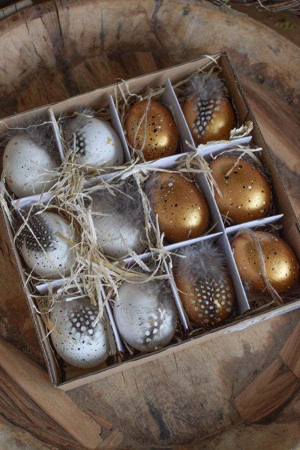 Osterei gefaerbt Hühnerei zum Hängen mit Feder weiss gold Osterdeko Osterei Dekoei im Mrs Greenery Shop bestellen