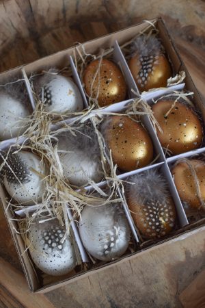 Osterei gefaerbt Hühnerei zum Hängen mit Feder weiss gold Osterdeko Osterei Dekoei im Mrs Greenery Shop bestellen