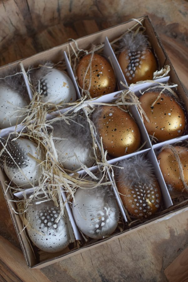 Osterei gefaerbt Hühnerei zum Hängen mit Feder weiss gold Osterdeko Osterei Dekoei im Mrs Greenery Shop bestellen