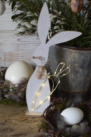 Osterhase Osterdeko mit LED Hase zum Aufstellen Ostern Holz Deko im Mrs Greenery Shop bestellen