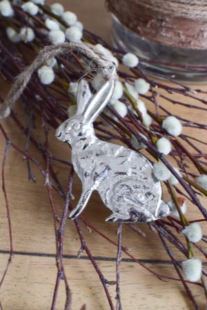 Osterhase Hase Metallhase silber zum aufhängen. Anhänger aus Metall. Osterdeko Ostern im Mrs Greenery Shop bestellen kaufen