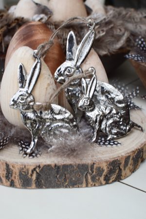 Osterhase Hase Metallhase silber zum aufhängen. Anhänger aus Metall. Osterdeko Ostern im Mrs Greenery Shop bestellen kaufen