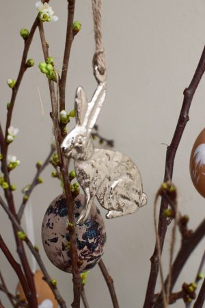 Osterhase Hase Metallhase silber zum aufhängen. Anhänger aus Metall. Osterdeko Ostern im Mrs Greenery Shop bestellen kaufen