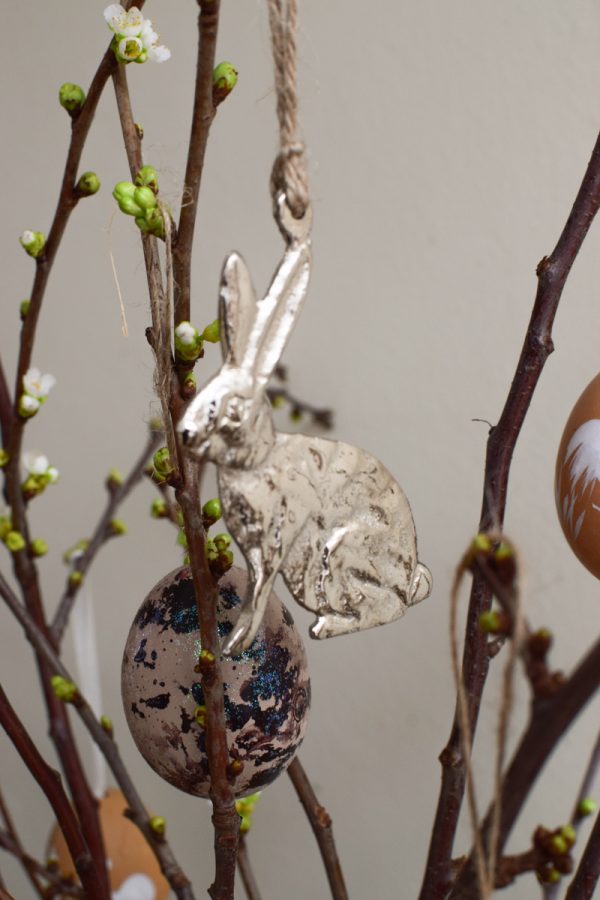 Osterhase Hase Metallhase silber zum aufhängen. Anhänger aus Metall. Osterdeko Ostern im Mrs Greenery Shop bestellen kaufen