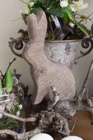 Hase Holzhase Osterhase Vollholz Pappel Pappelholz grau Pappelhase naturhase dekohase handarbeit osterdeko deko grau dekoidee holzdeko naturdeko im Mrs Greenery Shop bestellen kaufen