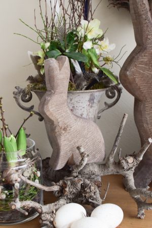 Hase Holzhase Osterhase Vollholz Pappel Pappelholz grau Pappelhase naturhase dekohase handarbeit osterdeko deko grau dekoidee holzdeko naturdeko im Mrs Greenery Shop bestellen kaufen