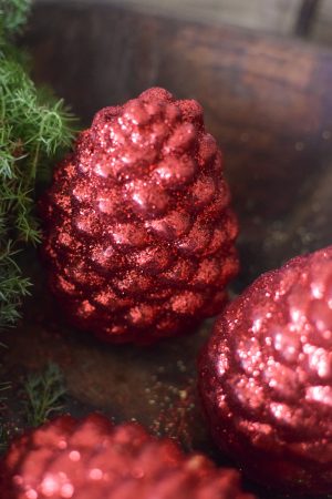 Pinienzapfen rot glitzer gewachst Winterdeko Zapfen Pinie Weihnachten im Mrs Greenery Shop bestellen