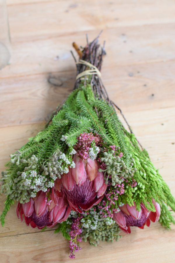Protea die Trendblume. Proteen trocknen toll ein und können immer wieder dekoriert werden. Bouquet Arrangement STrauss