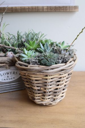 Topf aus Rattan. Übertopf mit Folie. Wasserdicht für deine Pflanzen outdoor und indoor. Natürlich dekorieren mit Mrs Greenery Produkten