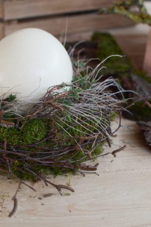 Osterdeko mit Straußenei. Dekoidee Ostern Ei Eier. Dekorieren mit Naturmaterialien Mooskranz Kranz Moos