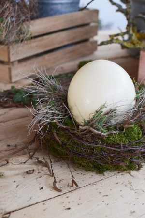 Osterdeko mit Straußenei. Dekoidee Ostern Ei Eier. Dekorieren mit Naturmaterialien Mooskranz Kranz Moos