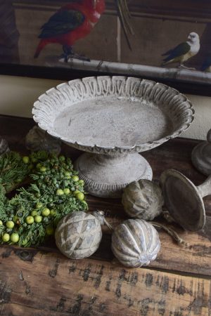 Tablett mit Fuss Antik-Optik. Metalldeko Dekoidee Metalltablett im Mrs Greenery Shop bestellen