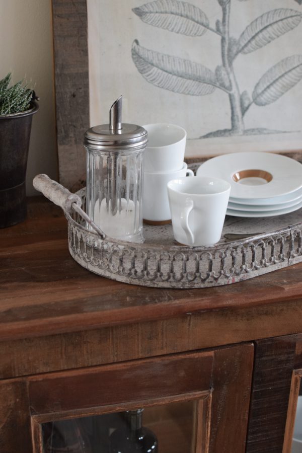 Tablett mit Ornamenten und Griffen aus Metall. Metalltablett Metalldeko im Antiklook. Vintage Look im Mrs Greenery Shop bestellen