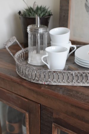 Tablett mit Ornamenten und Griffen aus Metall. Metalltablett Metalldeko im Antiklook. Vintage Look im Mrs Greenery Shop bestellen