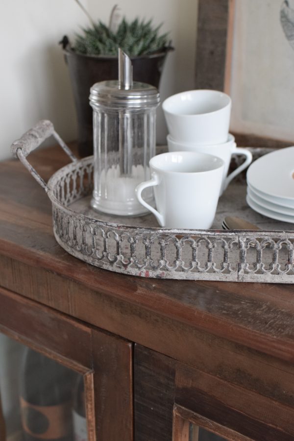 Tablett mit Ornamenten und Griffen aus Metall. Metalltablett Metalldeko im Antiklook. Vintage Look im Mrs Greenery Shop bestellen