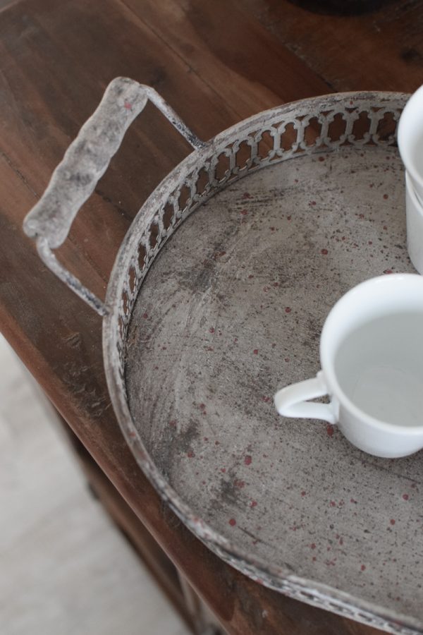 Tablett mit Ornamenten und Griffen aus Metall. Metalltablett Metalldeko im Antiklook. Vintage Look im Mrs Greenery Shop bestellen