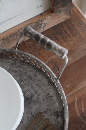 Tablett mit Ornamenten und Griffen aus Metall. Metalltablett Metalldeko im Antiklook. Vintage Look im Mrs Greenery Shop bestellen