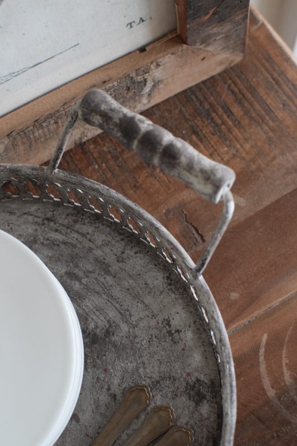 Tablett mit Ornamenten und Griffen aus Metall. Metalltablett Metalldeko im Antiklook. Vintage Look im Mrs Greenery Shop bestellen