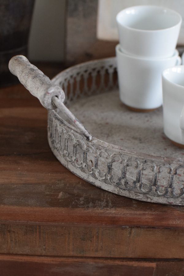 Tablett mit Ornamenten und Griffen aus Metall. Metalltablett Metalldeko im Antiklook. Vintage Look im Mrs Greenery Shop bestellen
