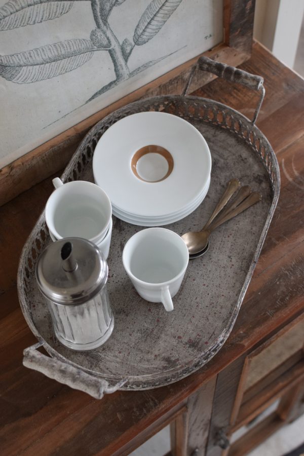 Tablett mit Ornamenten und Griffen aus Metall. Metalltablett Metalldeko im Antiklook. Vintage Look im Mrs Greenery Shop bestellen