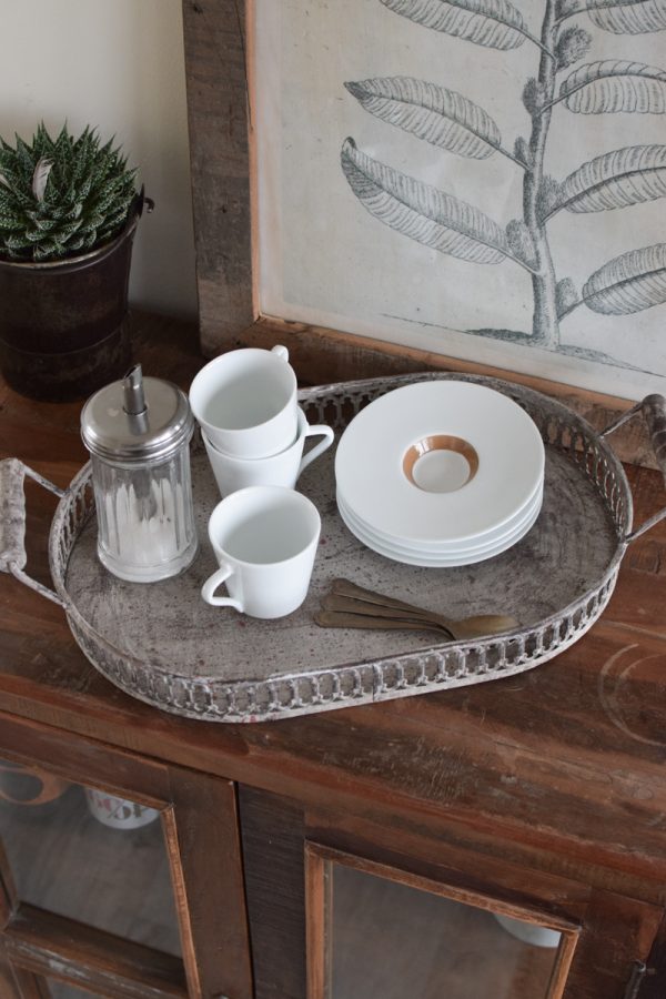 Tablett mit Ornamenten und Griffen aus Metall. Metalltablett Metalldeko im Antiklook. Vintage Look im Mrs Greenery Shop bestellen