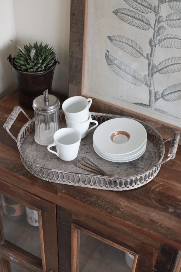 Tablett mit Ornamenten und Griffen aus Metall. Metalltablett Metalldeko im Antiklook. Vintage Look im Mrs Greenery Shop bestellen