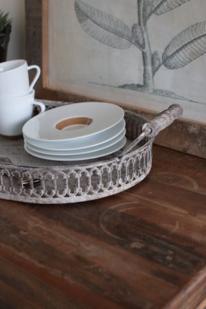 Tablett mit Ornamenten und Griffen aus Metall. Metalltablett Metalldeko im Antiklook. Vintage Look im Mrs Greenery Shop bestellen