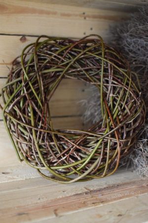Weidenkranz fertig gebunden. Kranz aus frischen Weiden. Naturdeko mit Kränzen Kranz