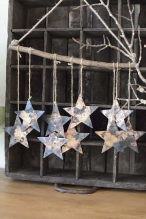 Weihnachtssterne Rost zum Aufhängen. Windspiel mit Sternen mit Rostoptik. Metallsterne für deine Weihnachtsdeko zum Aufhängen Adventsdeko Naturdeko im Mrs Greenery Shop bestellen