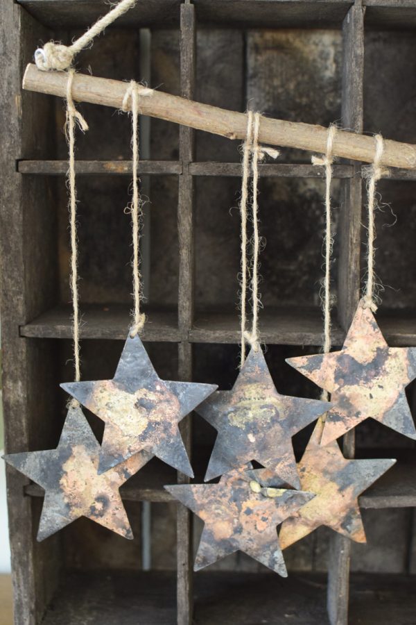 Weihnachtssterne Rost zum Aufhängen. Windspiel mit Sternen mit Rostoptik. Metallsterne für deine Weihnachtsdeko zum Aufhängen Adventsdeko Naturdeko im Mrs Greenery Shop bestellen