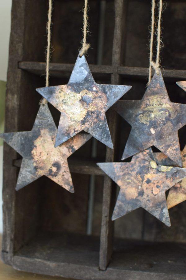 Weihnachtssterne Rost zum Aufhängen. Windspiel mit Sternen mit Rostoptik. Metallsterne für deine Weihnachtsdeko zum Aufhängen Adventsdeko Naturdeko im Mrs Greenery Shop bestellen