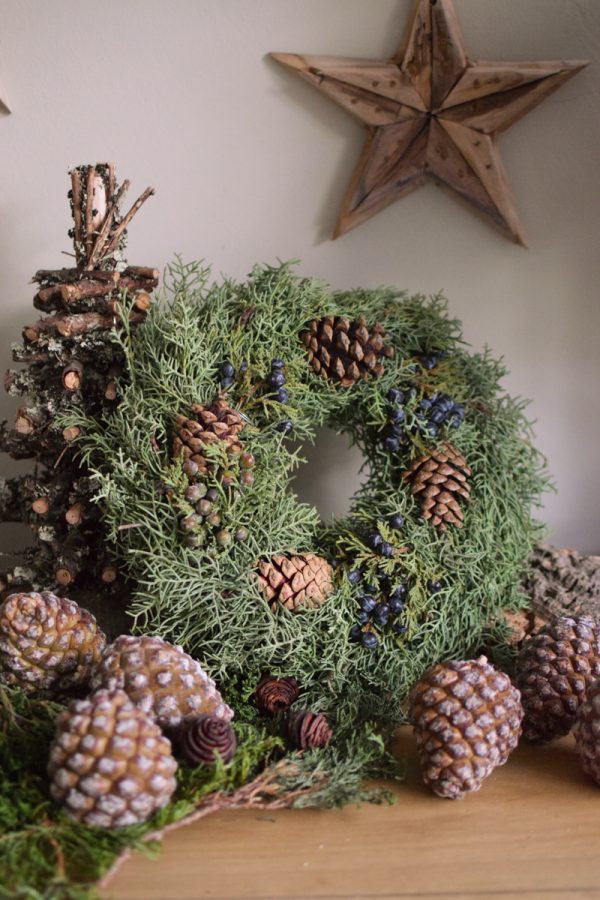 Winterkranz Kranz fertig gebunden Zypresse Zapfen Advent Weihnachten Kränze im Mrs Greenery Shop bestellen