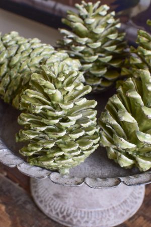 Gewachste Zapfen in grün. Wachszapfen für deine Weihnachtsdeko Weihnachtszapfen Adventszapfen. Weihnachten natürlich dekorieren, Mrs Greenery Shop bestellen