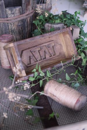 Ziegelform aus Holz mit Metallbeschlägen. Schale aus Holz. Form für Ziegel Deko Dekoidee im Mrs Greenery Shop bestellen