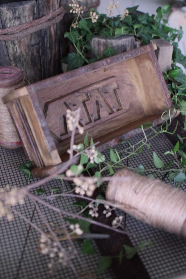 Ziegelform aus Holz mit Metallbeschlägen. Schale aus Holz. Form für Ziegel Deko Dekoidee im Mrs Greenery Shop bestellen