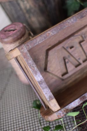 Ziegelform aus Holz mit Metallbeschlägen. Schale aus Holz. Form für Ziegel Deko Dekoidee im Mrs Greenery Shop bestellen