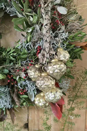 Weihnachtskugeln am Seil