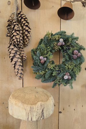 winterkranz weihnachtskranz tannenkranz zapfenkranz im mrs greenery shop bestellen kaufen