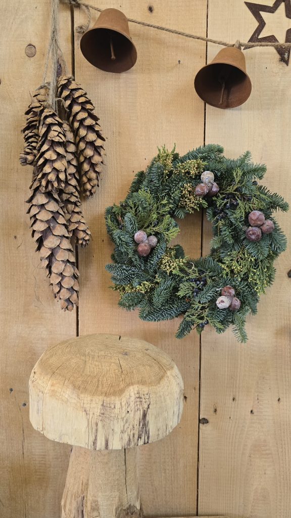 winterkranz weihnachtskranz tannenkranz zapfenkranz im mrs greenery shop bestellen kaufen