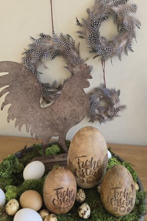Holz-Ei Osterei Osterdeko Naturdeko Ostern Holzei Holzdeko im Mrs Greenery Shop bestellen kaufen federkranz federkraenze hellbraun braun schwarz weiss osterdeko deko dekokranz federn dekoidee minikranz kränze im Mrs Greenery Shop bestellen kaufen