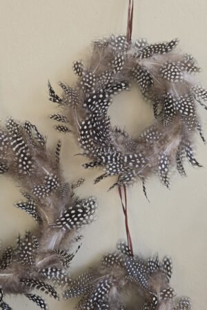 federkranz federkraenze hellbraun braun schwarz weiss osterdeko deko dekokranz federn dekoidee minikranz kränze im Mrs Greenery Shop bestellen kaufen