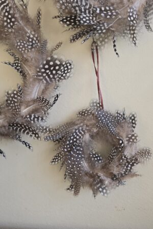 federkranz federkraenze hellbraun braun schwarz weiss osterdeko deko dekokranz federn dekoidee minikranz kränze im Mrs Greenery Shop bestellen kaufen