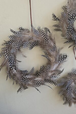 federkranz federkraenze hellbraun braun schwarz weiss osterdeko deko dekokranz federn dekoidee minikranz kränze im Mrs Greenery Shop bestellen kaufen