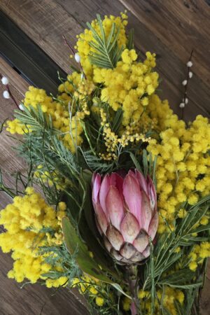 blumenstrauß mimosen protea frühling