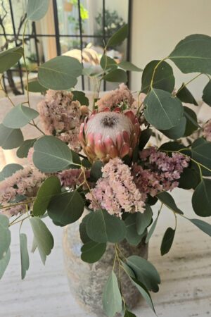 blumenstrauss der woche protea blumen arrangement strauss eukalyptus strandflieder bei mrs greenery bestellen kaufen